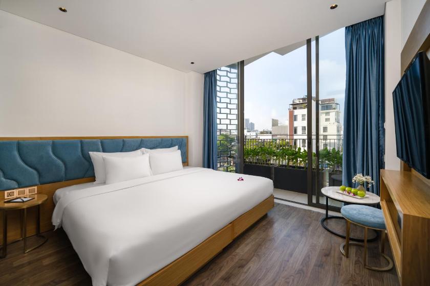 Phòng Deluxe Giường Đôi Với Ban Công Nhìn Ra Thành Phố Phòng Deluxe Giường Đôi Với Ban Công Nhìn Ra Thành Phố