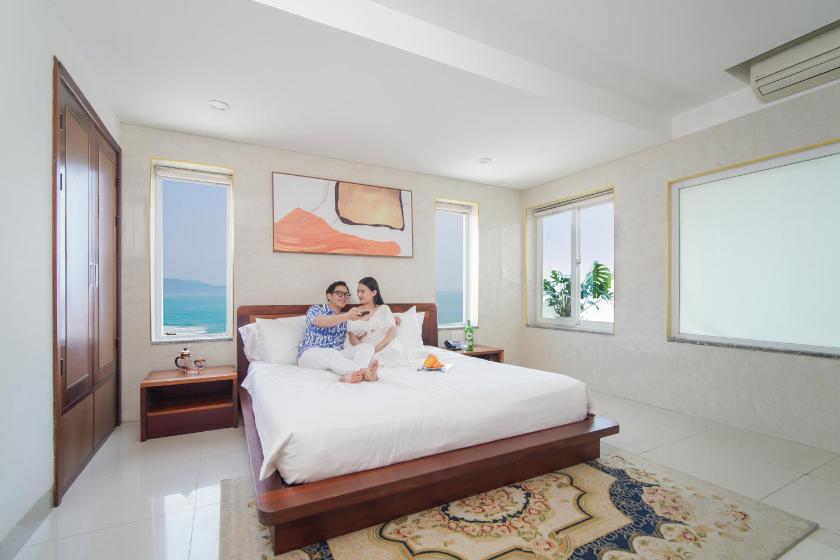 Suite with Sea View - High Floor