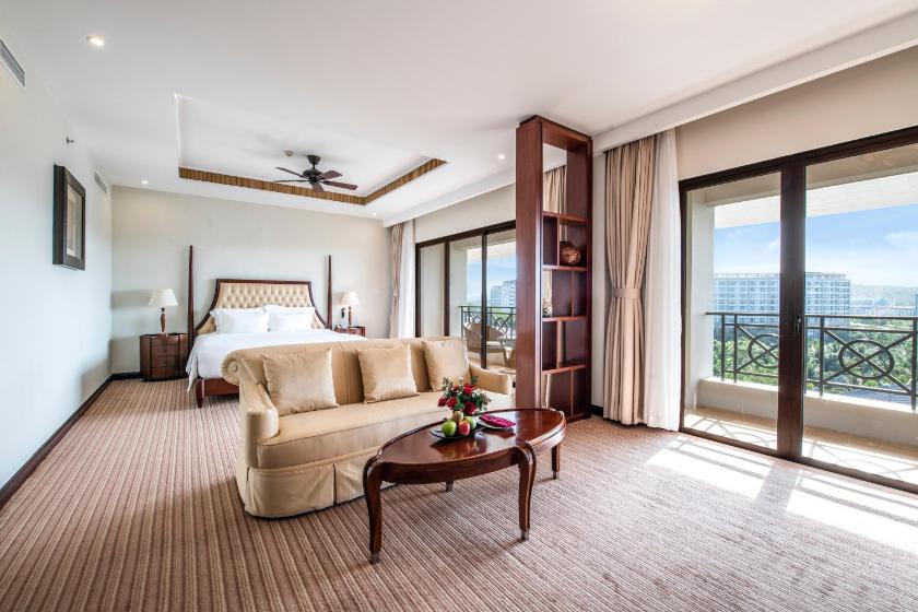 Suite Junior Có Giường Cỡ King Nhìn Ra Vườn Suite Junior Có Giường Cỡ King Nhìn Ra Vườn