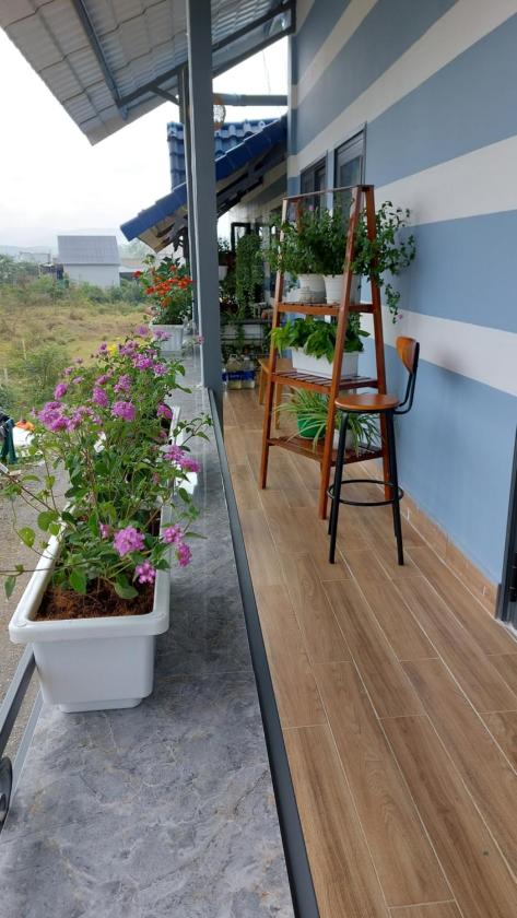 Phòng có giường cỡ King nhìn ra cảnh núi non