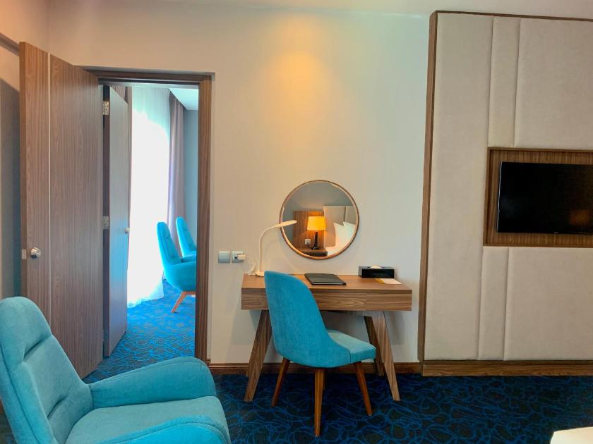 Phòng Thông Nhau Qua Cửa Nối