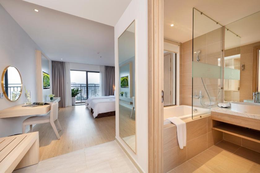 Phòng Premier 2 Giường Đơn Nhìn Ra Thành Phố & Một Phần Ra Biển