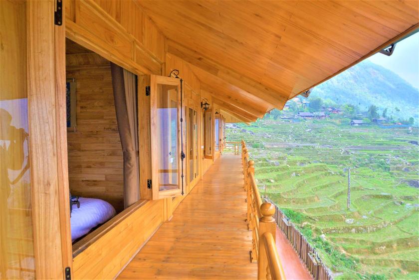 Phòng có giường cỡ King nhìn ra cảnh núi non