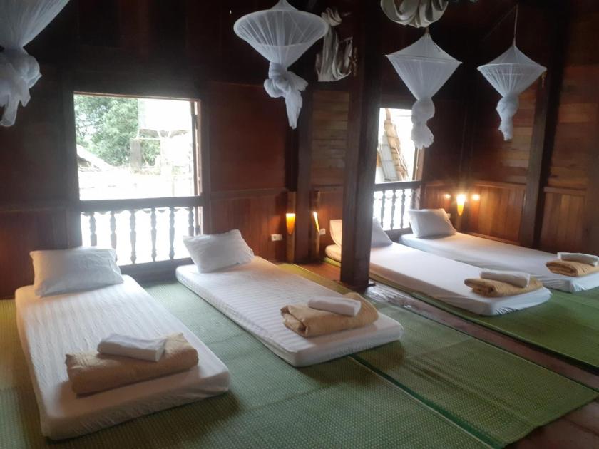 Giường Đơn Trong Phòng Nghỉ Tập Thể Cho Cả Nam Và Nữ