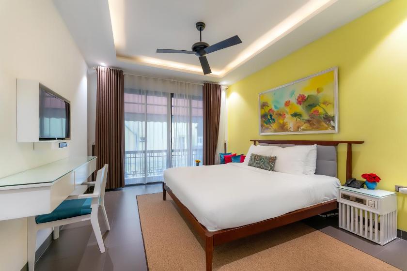 Phòng Có Giường Cỡ King Nhìn Ra Hồ Bơi