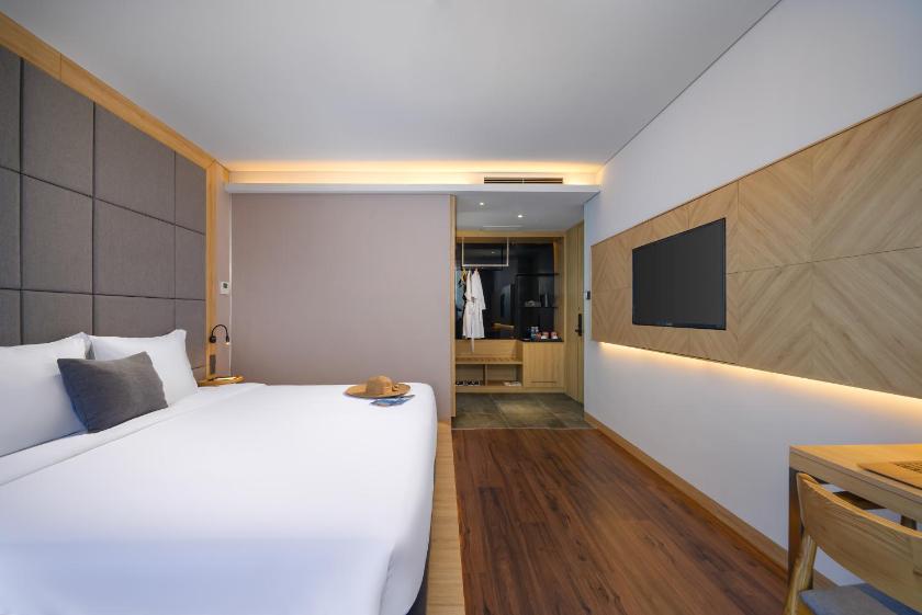 Deluxe Double with Bathtub