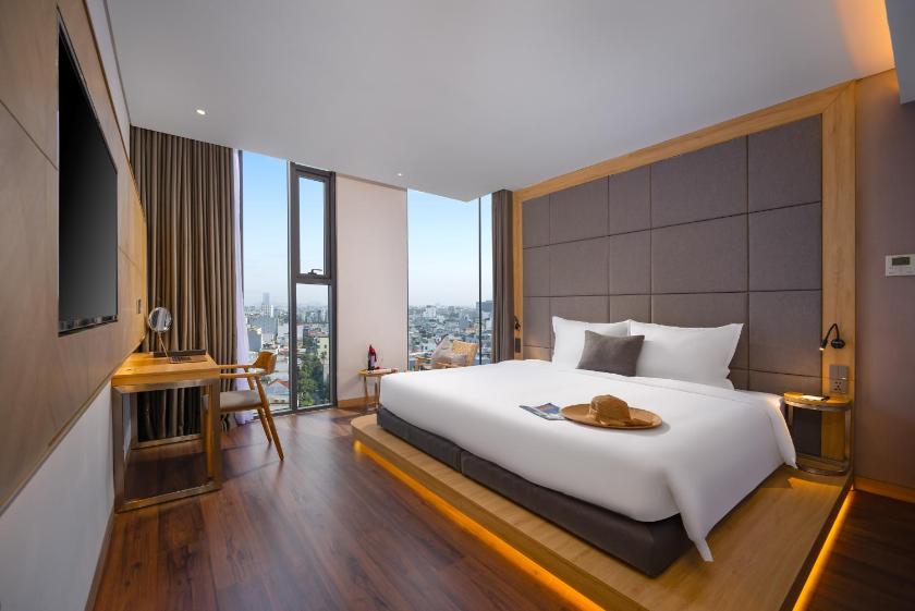 Premier Double Room with Bathtub and City View