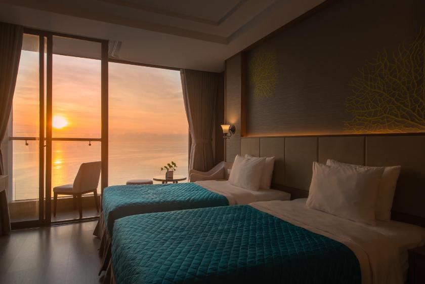 Phòng Deluxe 2 Giường Đơn Có Ban Công Và Tầm Nhìn Ra Biển Phòng Deluxe 2 Giường Đơn Có Ban Công Và Tầm Nhìn Ra Biển