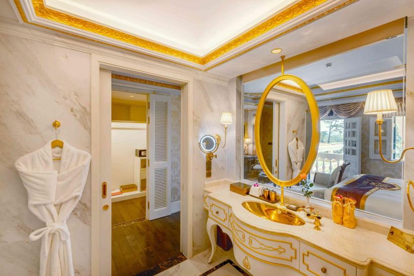 Phòng Luxury Hạng Hoàng Gia Nhìn Ra Hồ Nước/Thành Phố - Gói Độc Quyền