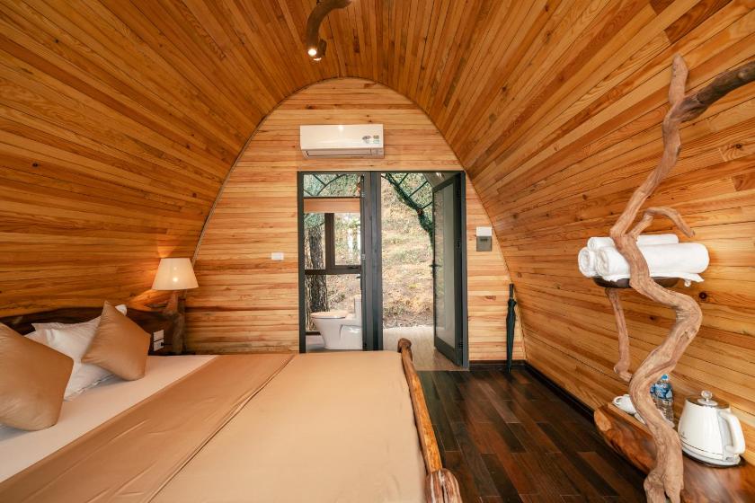 Phòng có giường cỡ King nhìn ra cảnh núi non