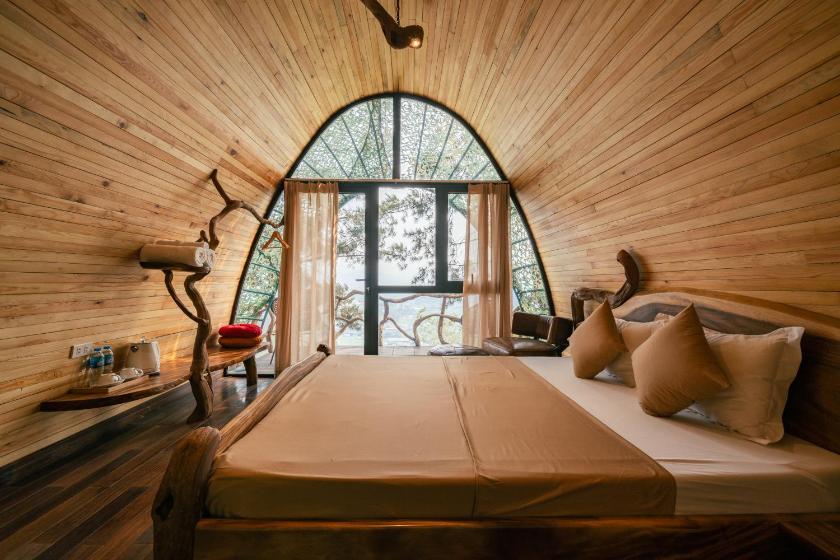 Phòng có giường cỡ King nhìn ra cảnh núi non