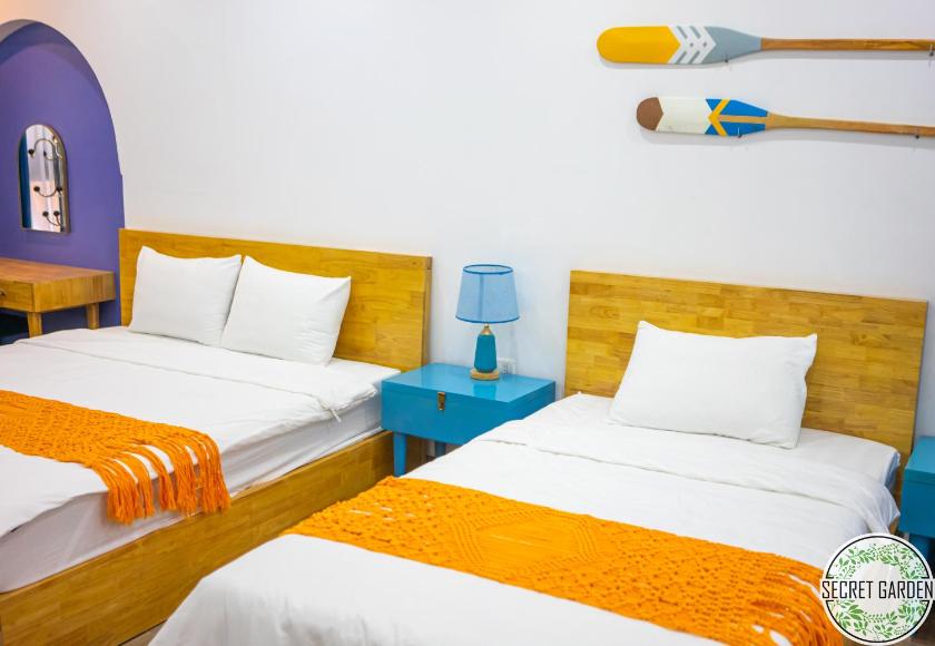 Phòng có giường cỡ King nhìn ra cảnh núi non