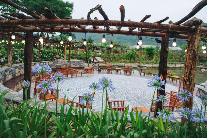 Biệt Thự Nhìn Ra Vườn