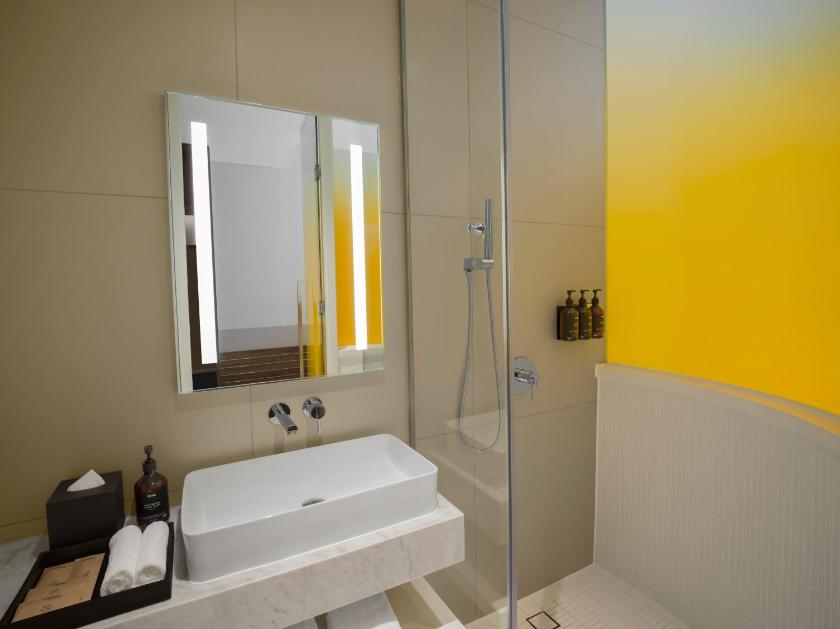 Phòng Premier Có Giường Cỡ Queen Hướng Sông Nhìn Ra Cảnh Hoàng Hôn