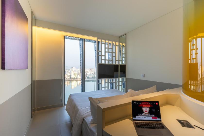 Phòng Premier Có Giường Cỡ Queen Hướng Sông Nhìn Ra Cảnh Hoàng Hôn