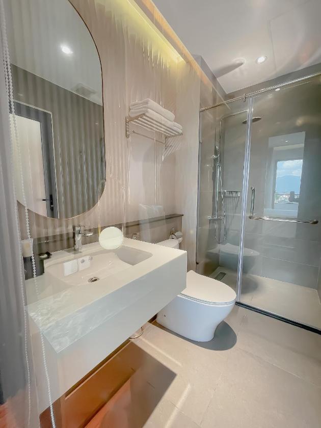 Phòng có giường cỡ King nhìn ra cảnh núi non