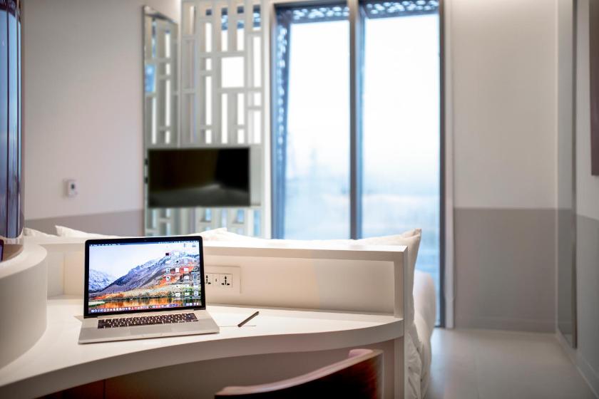 Phòng Premier Có Giường Cỡ Queen Hướng Sông Nhìn Ra Cảnh Hoàng Hôn