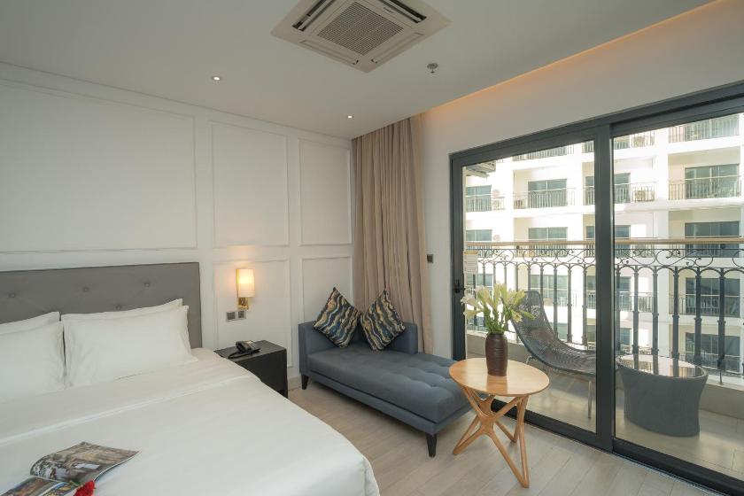 Phòng Deluxe Giường Đôi Có Ban Công