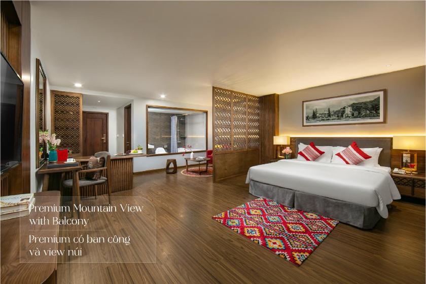 Phòng có giường cỡ King nhìn ra cảnh núi non