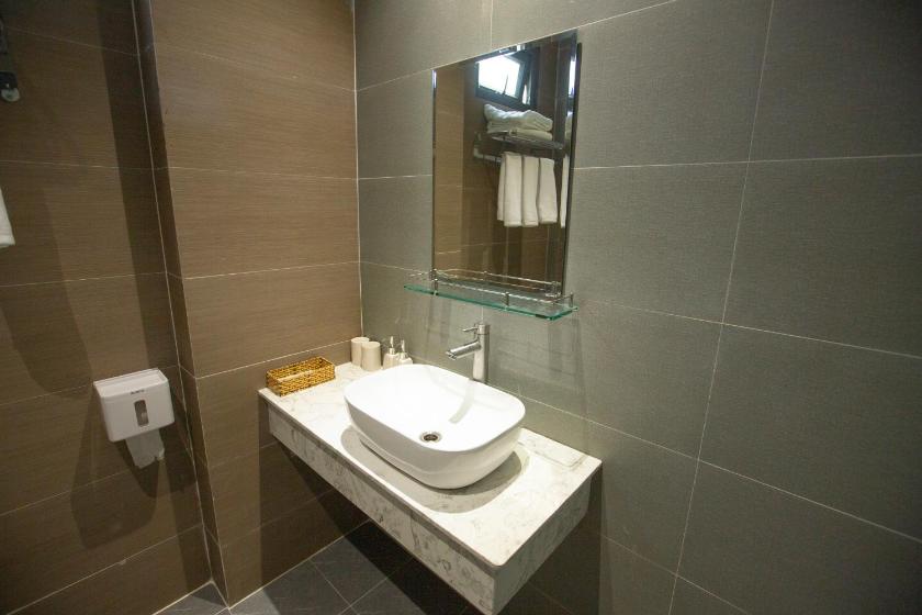 Phòng có giường cỡ King nhìn ra cảnh núi non