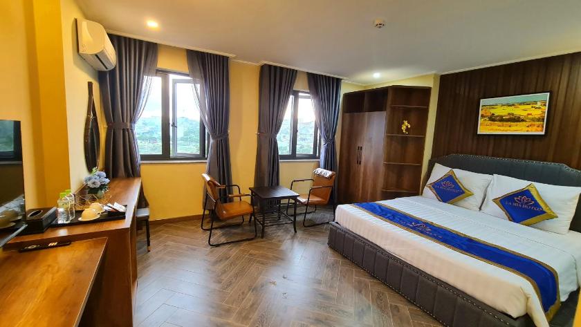 Phòng Có Giường Cỡ King Nhìn Ra Hồ Nước