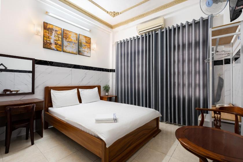 Phòng Deluxe Giường Đôi Có Ban Công