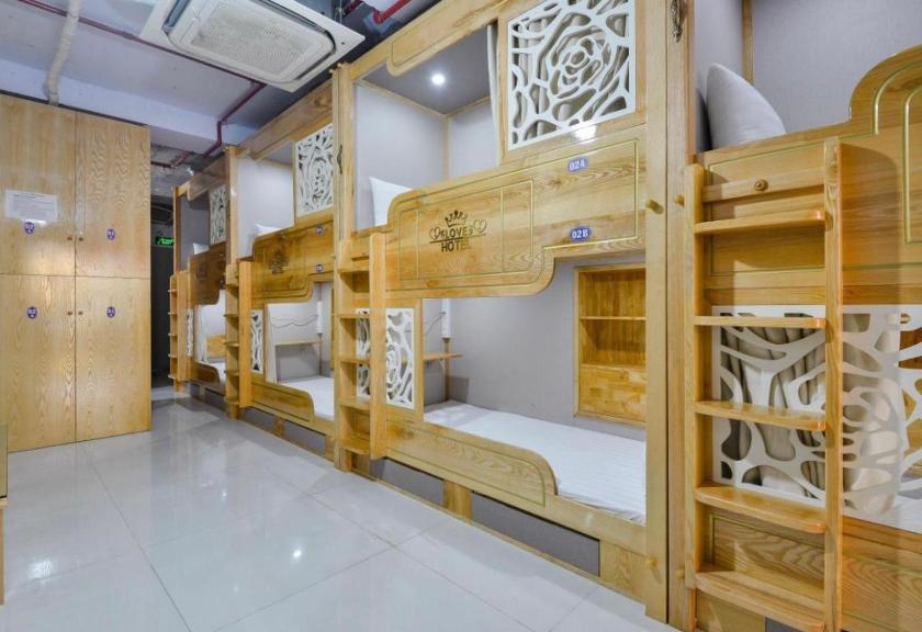 Giường Đơn Trong Phòng Nghỉ Tập Thể Cho Cả Nam Và Nữ