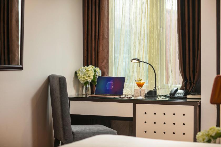 Phòng 3 Người Nhìn Ra Thành Phố