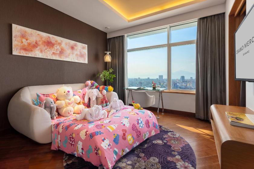 Family Suite - High Floor with Privilege Lounge access Family Suite - High Floor with Privilege Lounge access