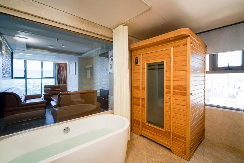 King Suite with Bathtub and In-room sauna