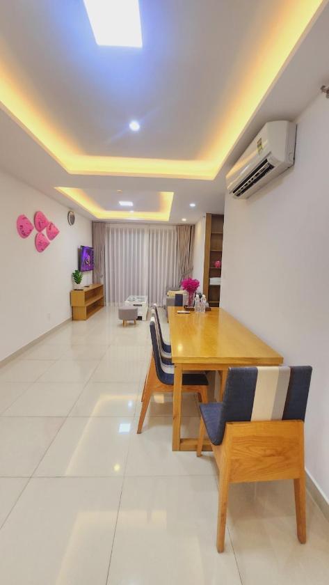 Căn Hộ Nhìn Ra Hồ Bơi  Căn Hộ Nhìn Ra Hồ Bơi