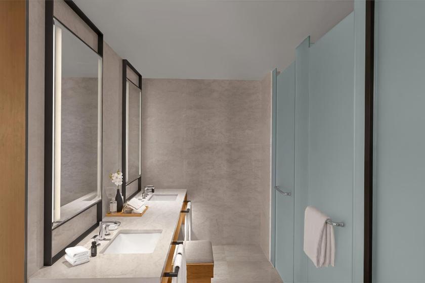 Suite Monogram Giường Đôi Nhìn Ra Biển Với Quyền Sử Dụng Monogram Lounge