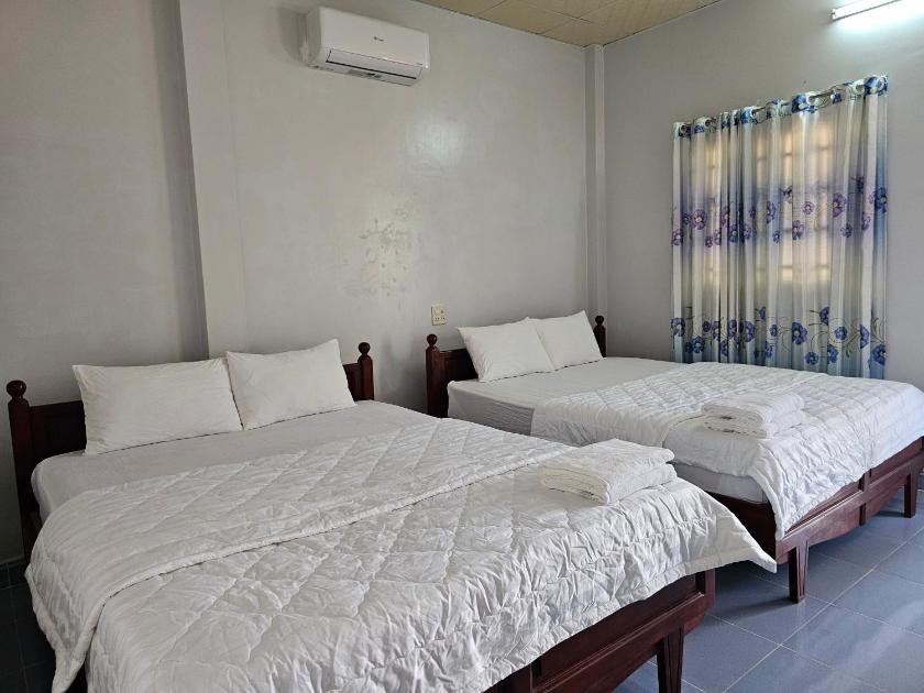 Phòng 4 người nhìn ra vườn