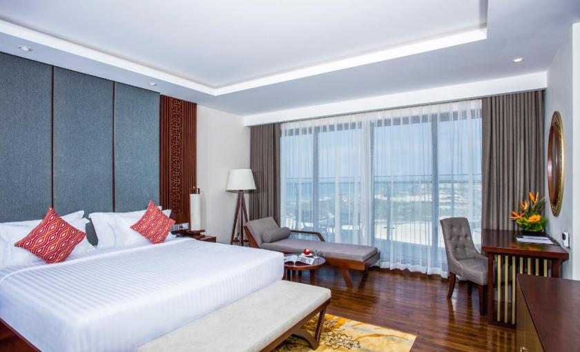 Phòng Deluxe Sky Có Ban Công Nhìn Ra Biển Phòng Deluxe Sky Có Ban Công Nhìn Ra Biển