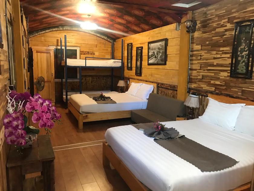 Phòng gia đình với phòng tắm riêng. Phòng gia đình với phòng tắm riêng.