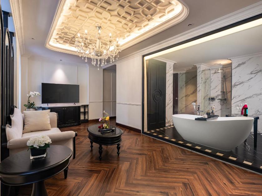 Suite Grand Colonial Có Sân Hiên Nhìn Ra Thành Phố 