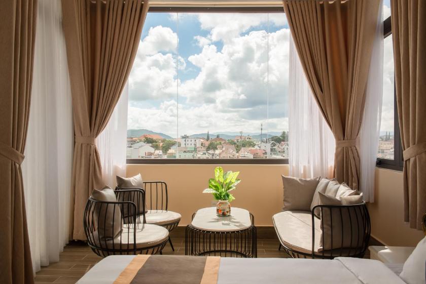 Phòng Deluxe (2 Người lớn + 1 Trẻ em)