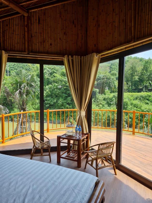 Phòng có giường cỡ King nhìn ra cảnh núi non