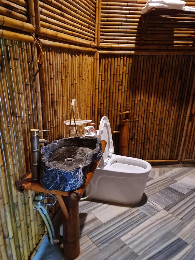 Phòng có giường cỡ King nhìn ra cảnh núi non