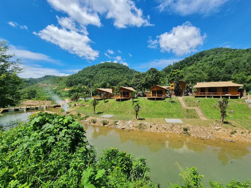 Phòng có giường cỡ King nhìn ra cảnh núi non