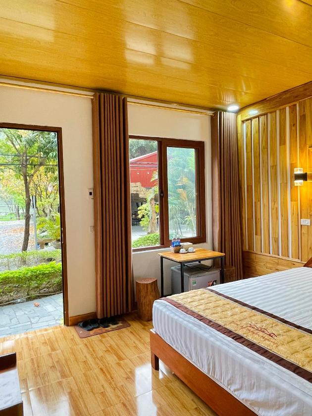 Phòng có giường cỡ King nhìn ra cảnh núi non