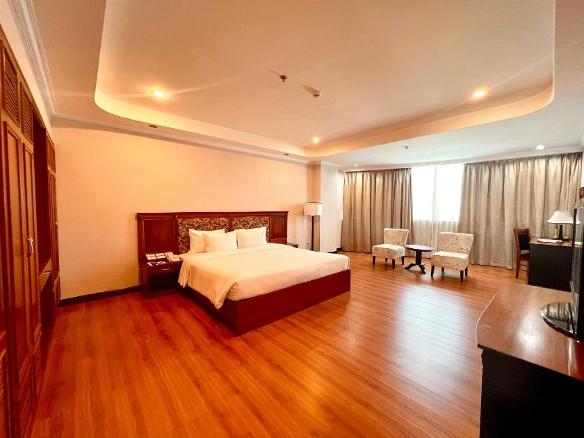 Premier Deluxe King Room with City View - High Floor