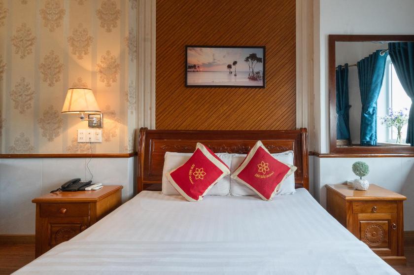 Phòng Deluxe (2 Người lớn + 1 Trẻ em) Phòng Deluxe (2 Người lớn + 1 Trẻ em)