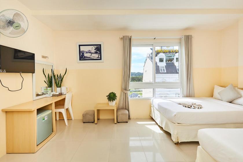 Phòng Deluxe 4 Người Nhìn Ra Thành Phố Phòng Deluxe 4 Người Nhìn Ra Thành Phố