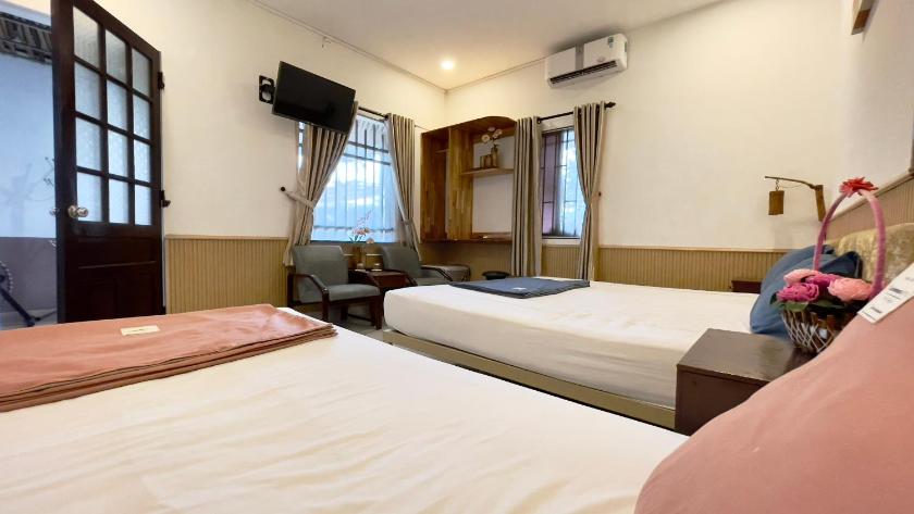 Phòng 3 Người Nhìn Ra Vườn