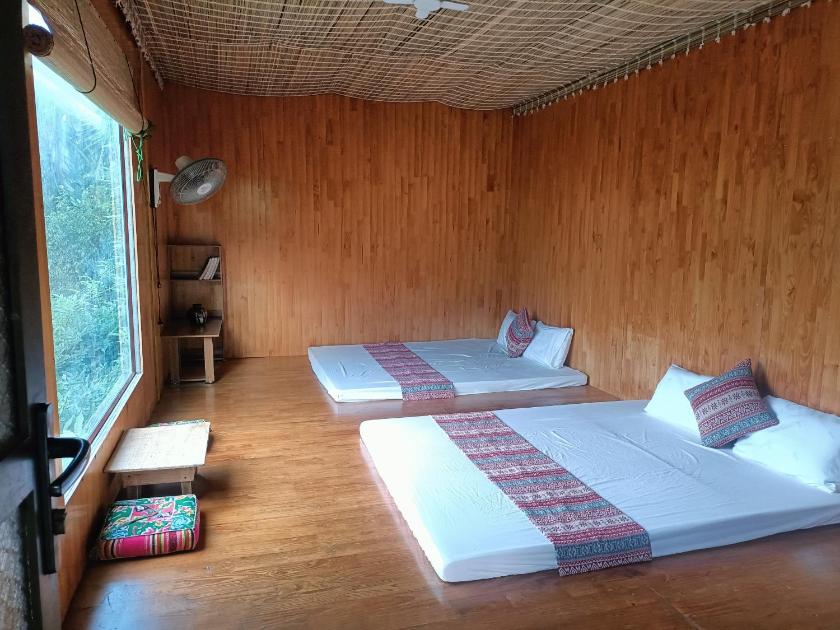 Phòng có giường cỡ King nhìn ra cảnh núi non