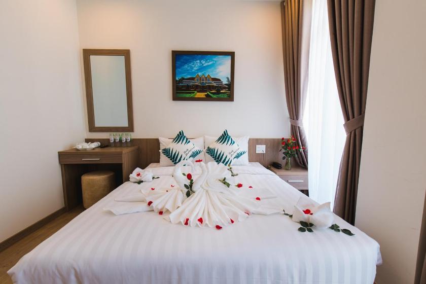 Phòng Deluxe Giường Đôi Có Ban Công