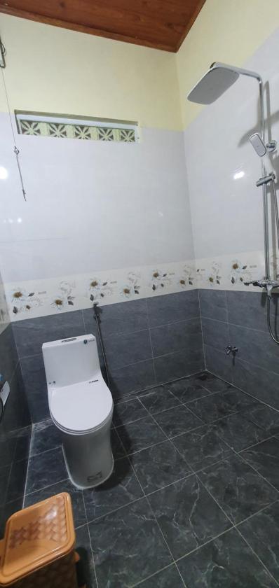 Phòng có giường cỡ King nhìn ra cảnh núi non