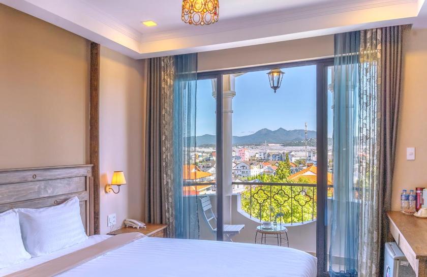 Phòng Deluxe Giường Đôi Có Ban Công