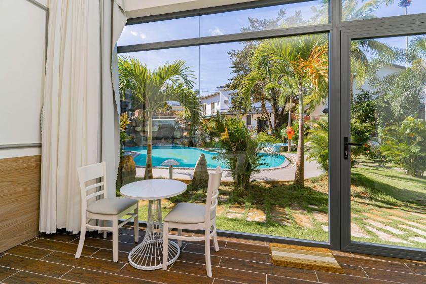 Suite Có Giường Cỡ Queen Nhìn Ra Hồ Bơi Suite Có Giường Cỡ Queen Nhìn Ra Hồ Bơi